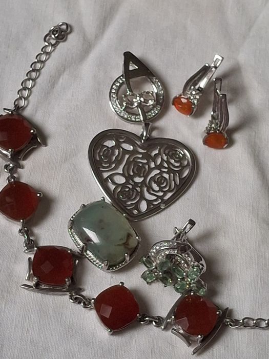 Продам серебрянные украшения с натуральными камнями.