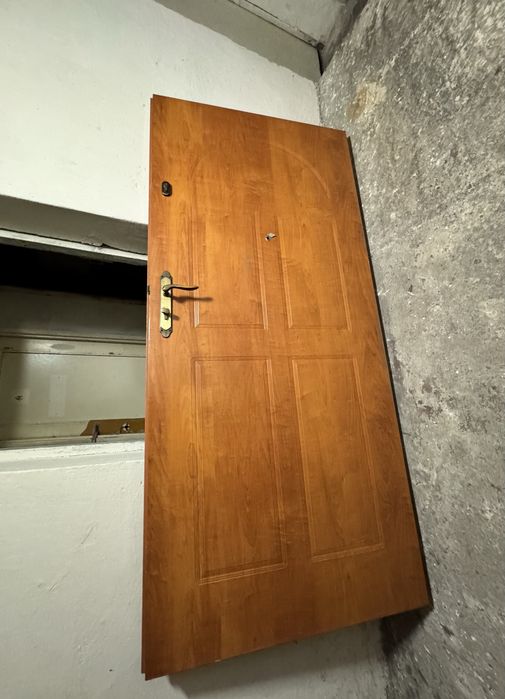 Drzwi antywlamaniowe 90 Lewe z wizjerem i zamkami oraz kluczami