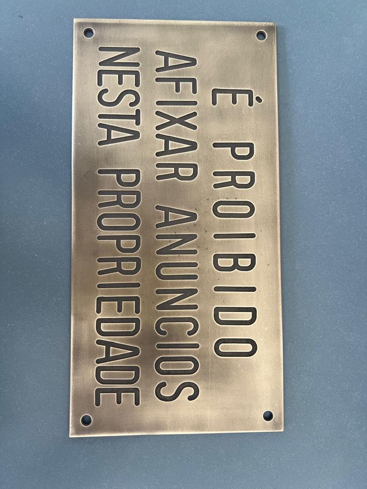 Chapa em latão com frase gravada rm baixo relevo