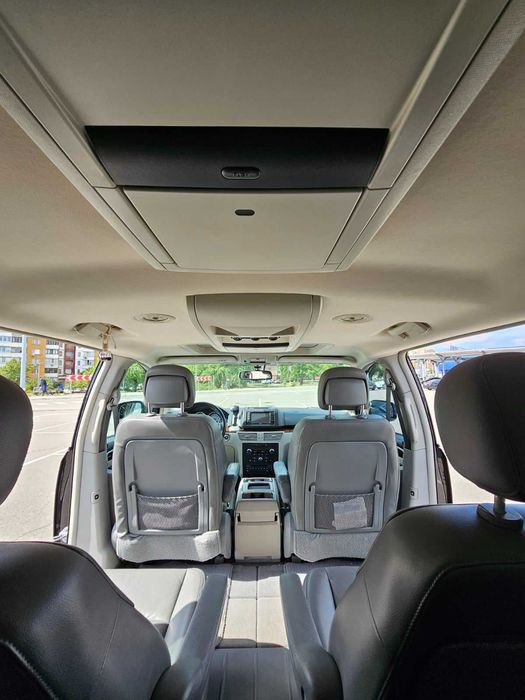 Мінівен Volkswagen Routan у максимальній комплектації SEL Premium.