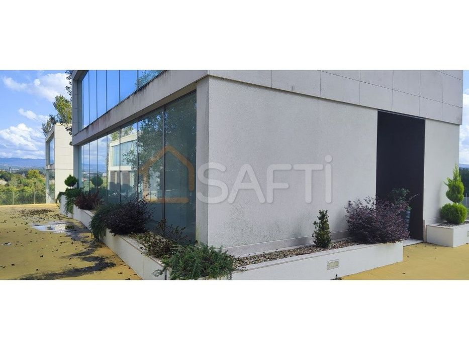 Moradia nova em condomínio fechado com piscina