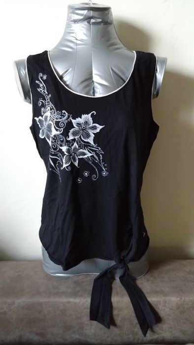 Czarna bluzka bez rękawów z aplikacją w kwiaty