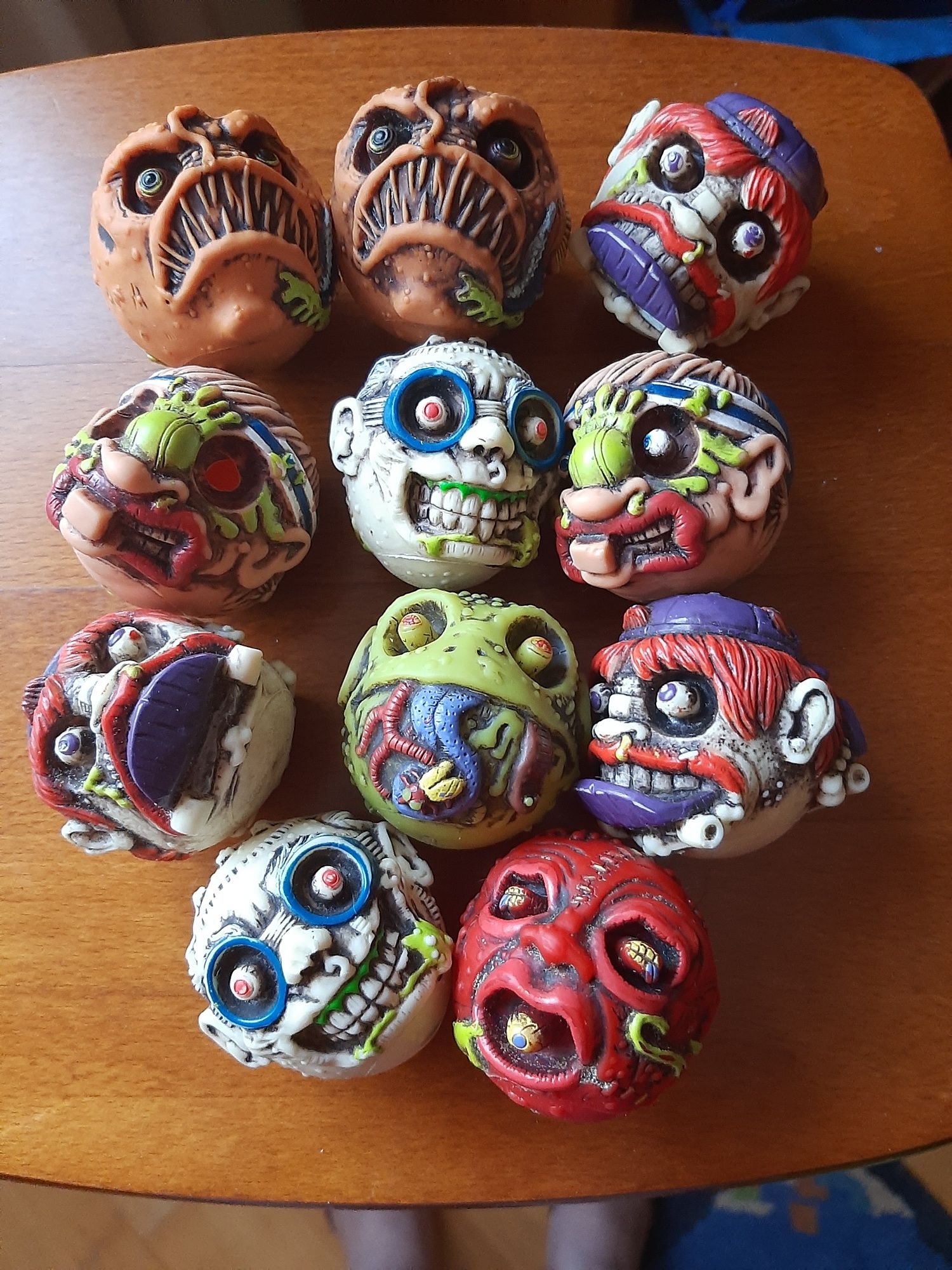 11 figuras/bonecos tipo bolas monstros