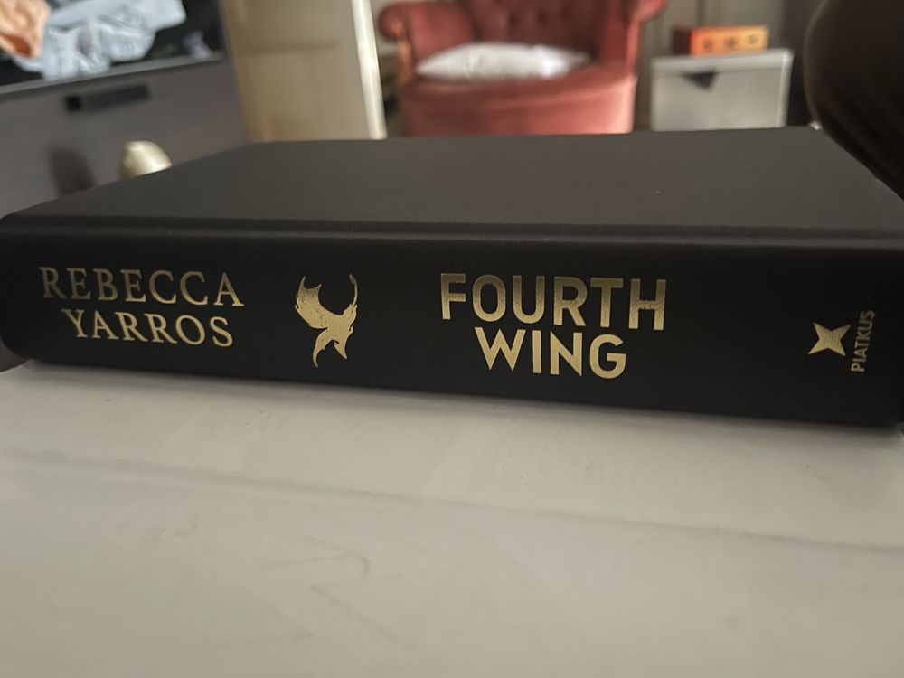 Fourth wing - quarta asa - rebecca yarros - hardcover/capa rija