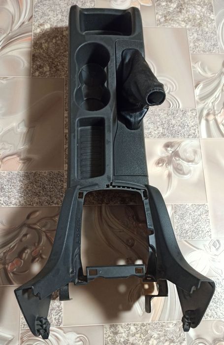 Консоль центральная для Ford Focus с 2004 г (4M51-A045B55-AF)