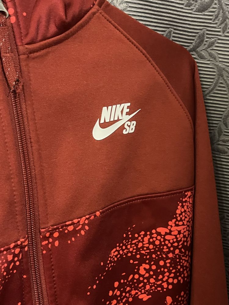Спортифная кофта Nike на замке ,женская!