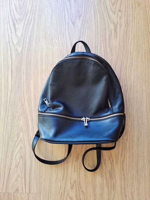 mochila preta em pele