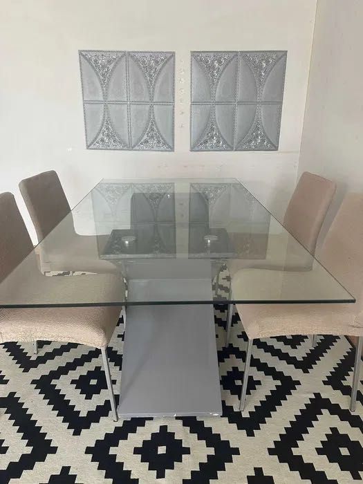 Mesa de vidro com cadeiras