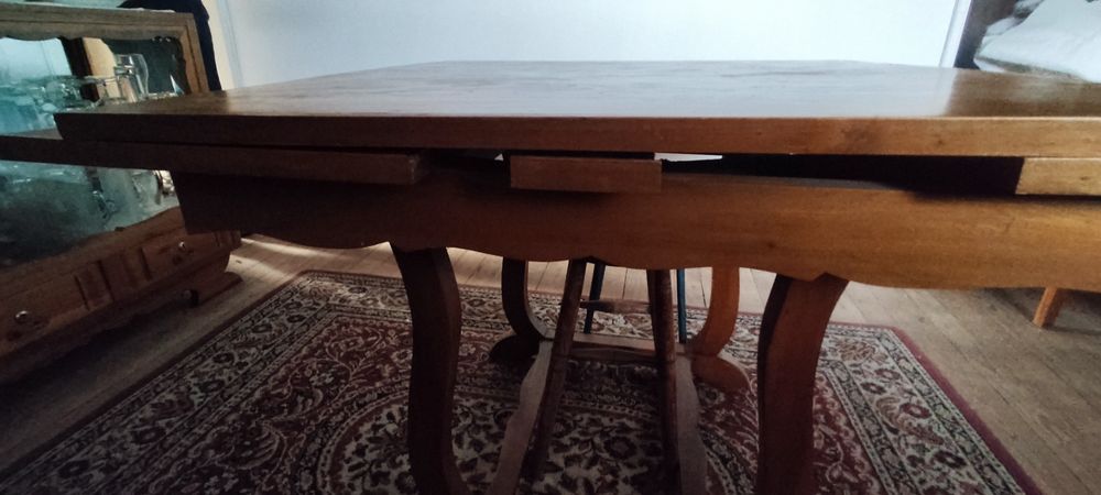 Mesa elástica antiga, armário antigo, agora €100 tudo do anúncio