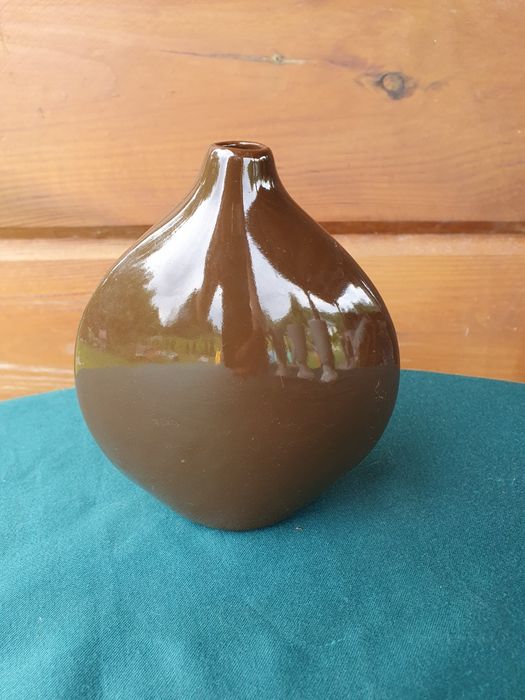 Brązowy,płaski wazonik