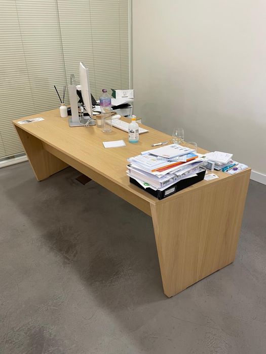 Secretaria em carvalho, marca Guialmi Origami, com 2257x1253mm.Tenho 3