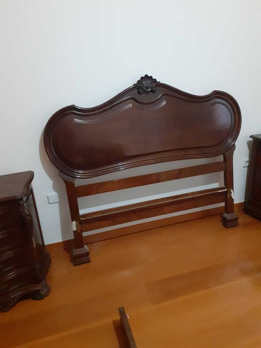 Cama de Casal, duas Mesas de Cabeceira e Cómoda