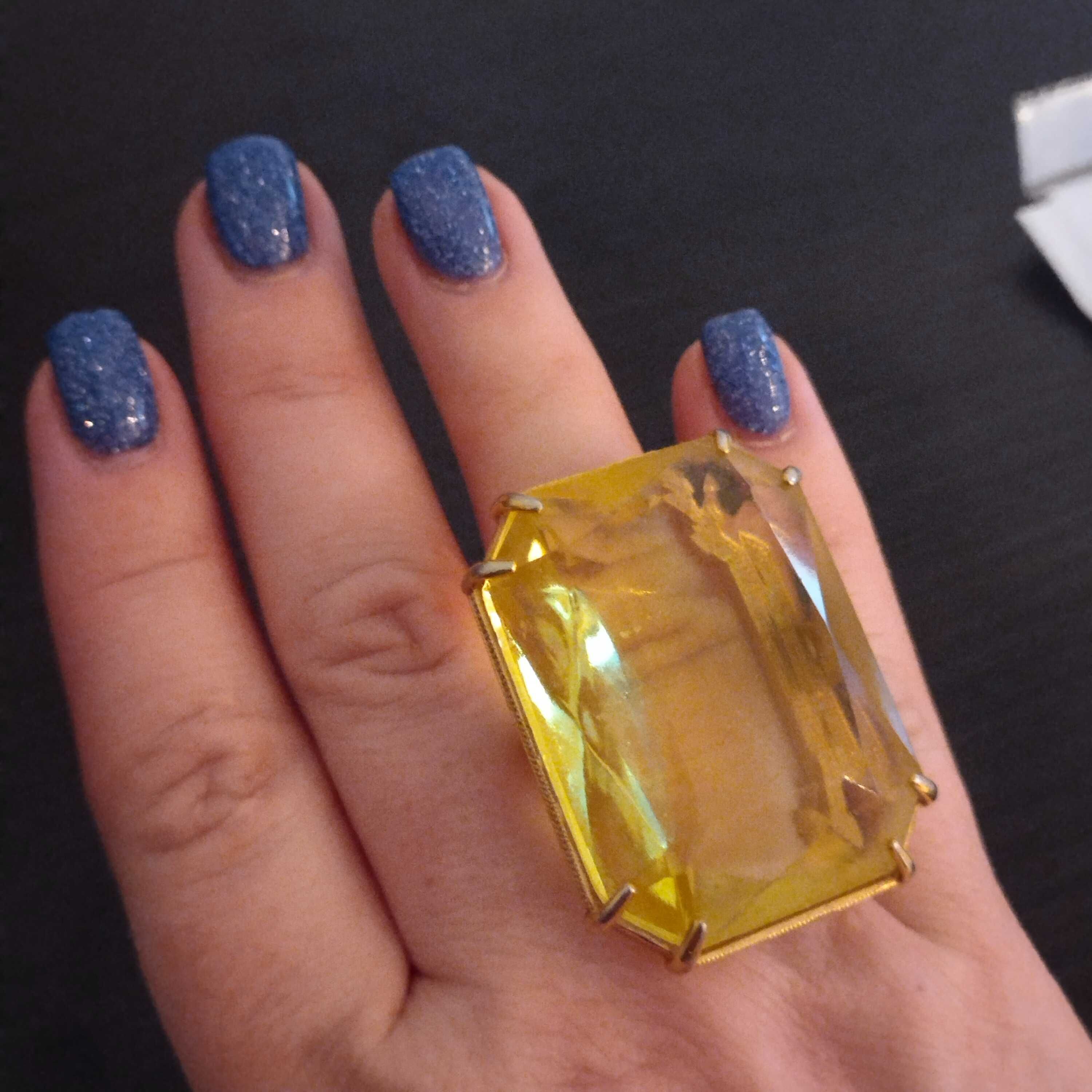 Коктельное кольцо с желтым гранёным камнем