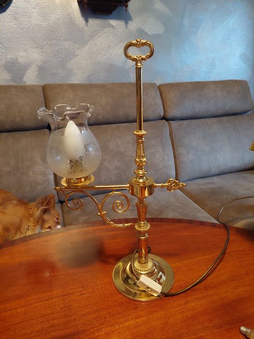 Lampa stołowa z kloszem