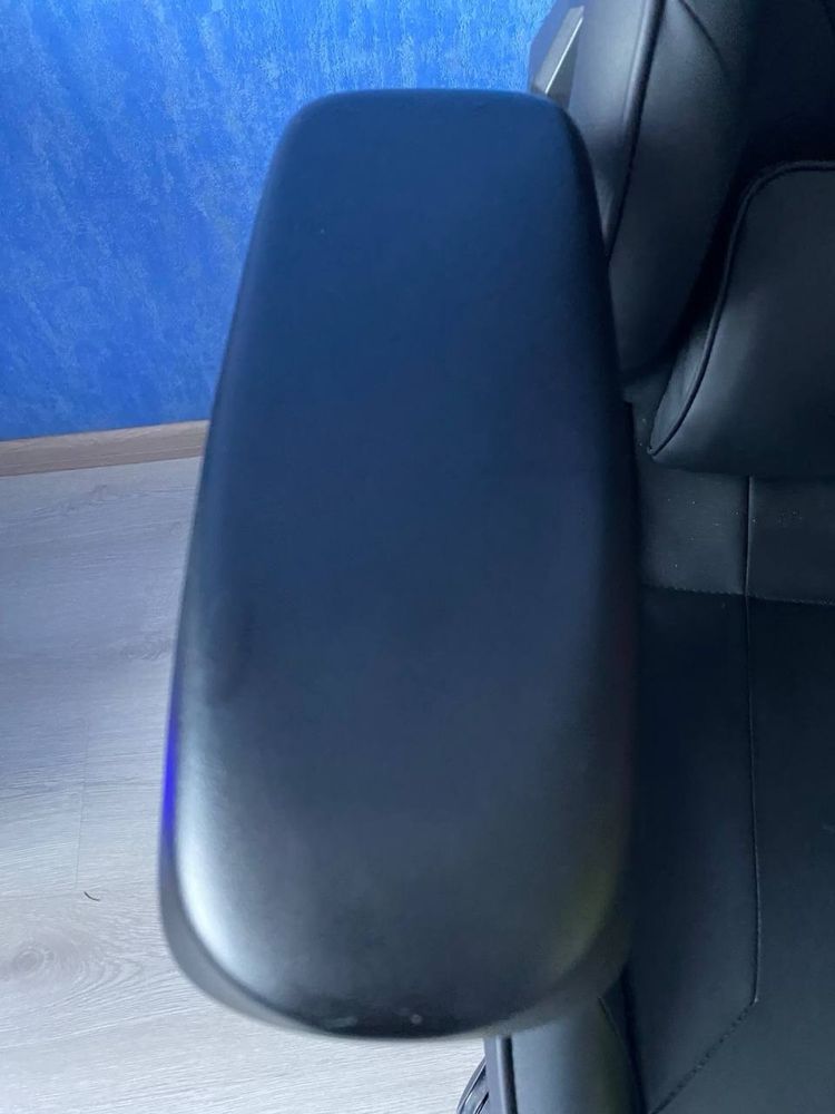 Продам крісло DXRACER