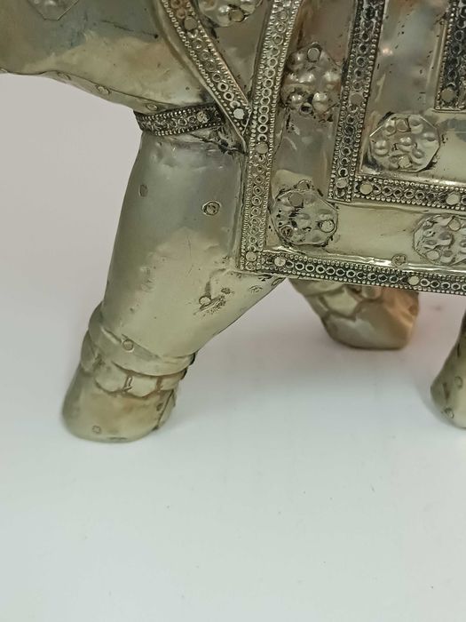 Bonita estatueta de elefante plaqueado a metal