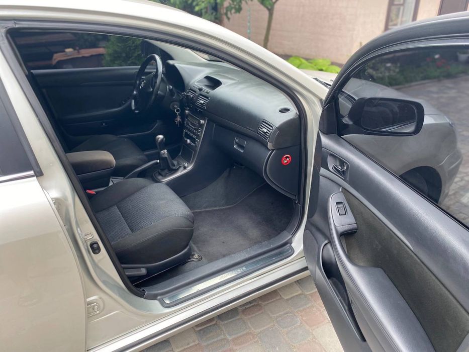 Toyota avensis 2003
