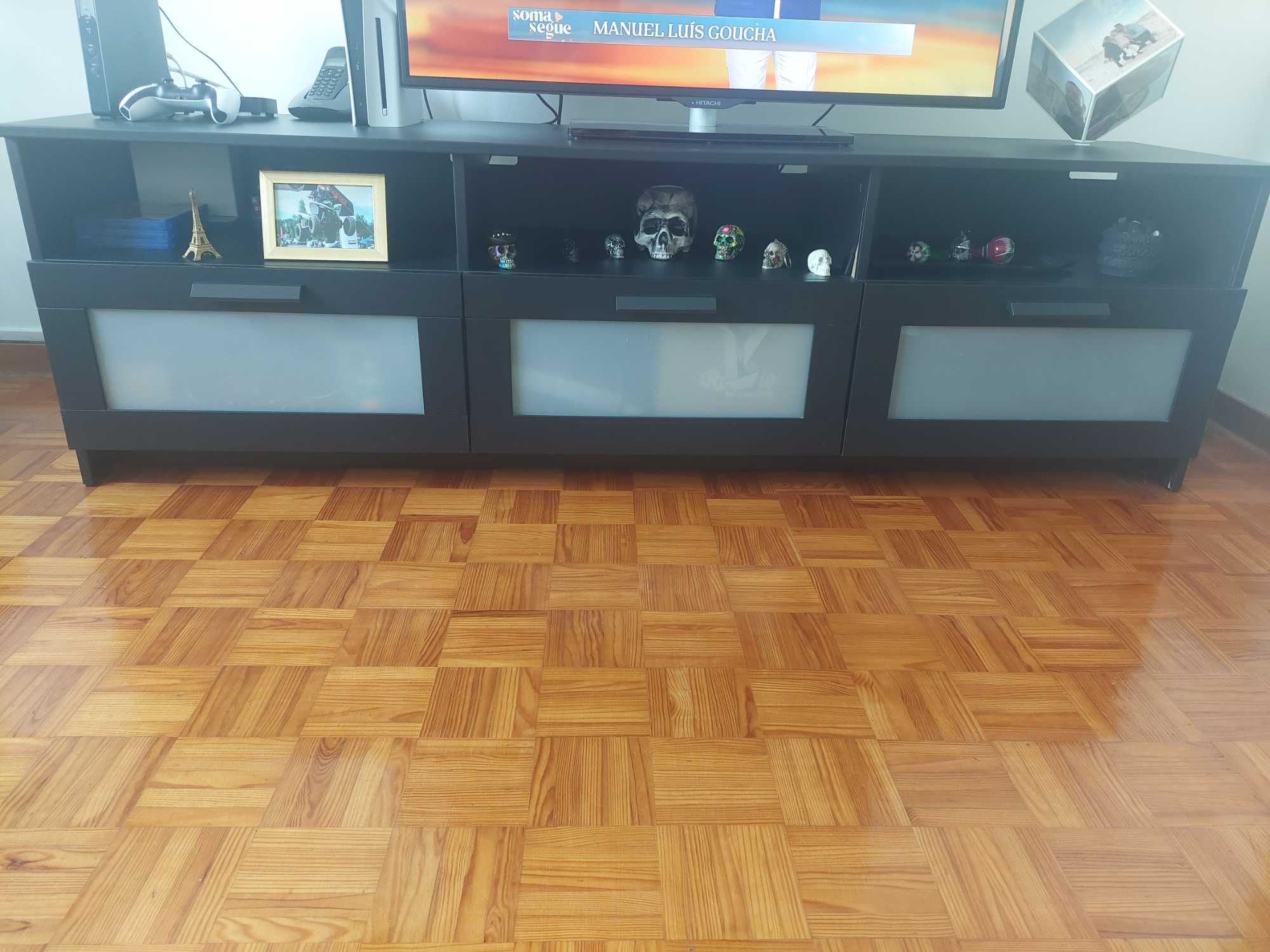 Móvel tv com 3 gavetas