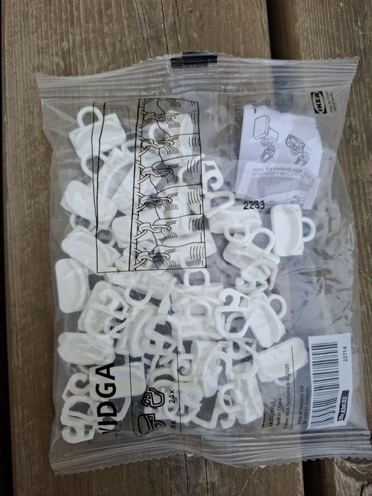 Corrediça e gancho branco ikea para cortinado