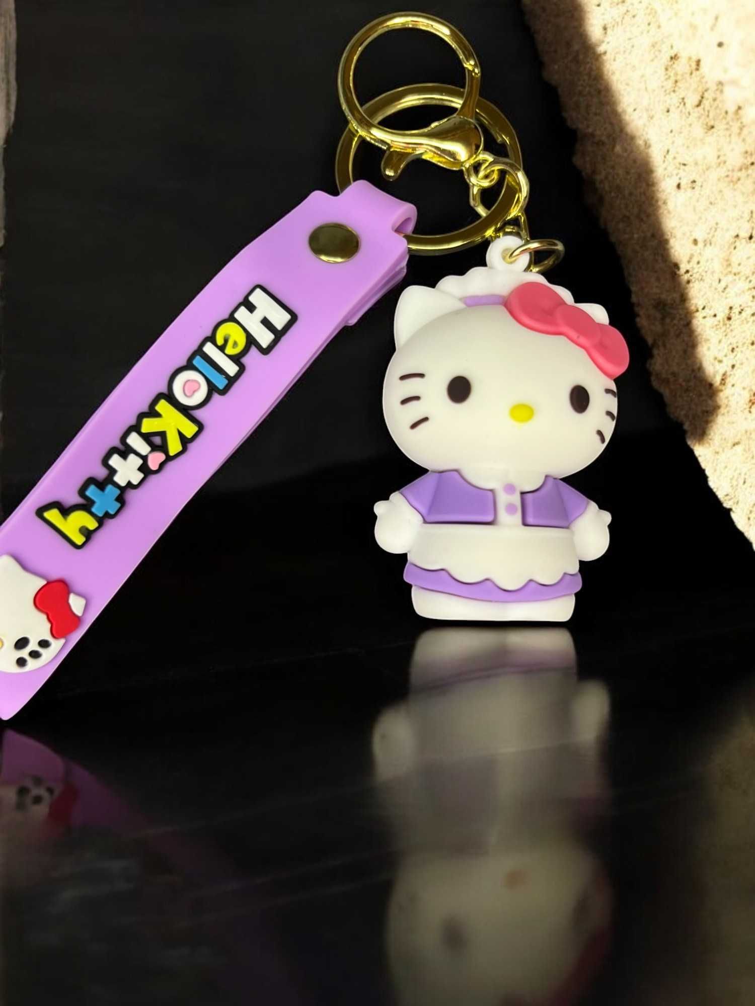Breloczek Hello Kitty w fioletowym stroju pokojówki