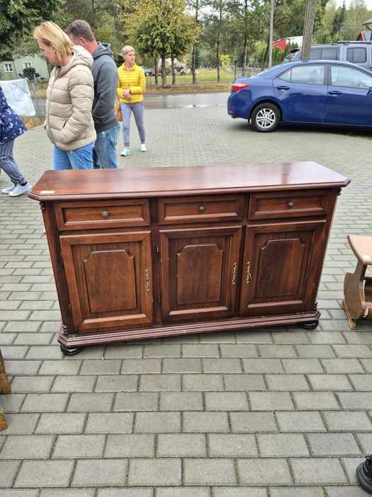 Pakowna brązowa komoda