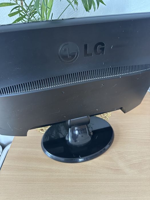 Монітор LG Flatron W2243T 22’