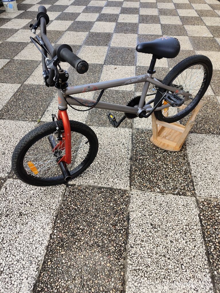 BMX cinza e vermelha