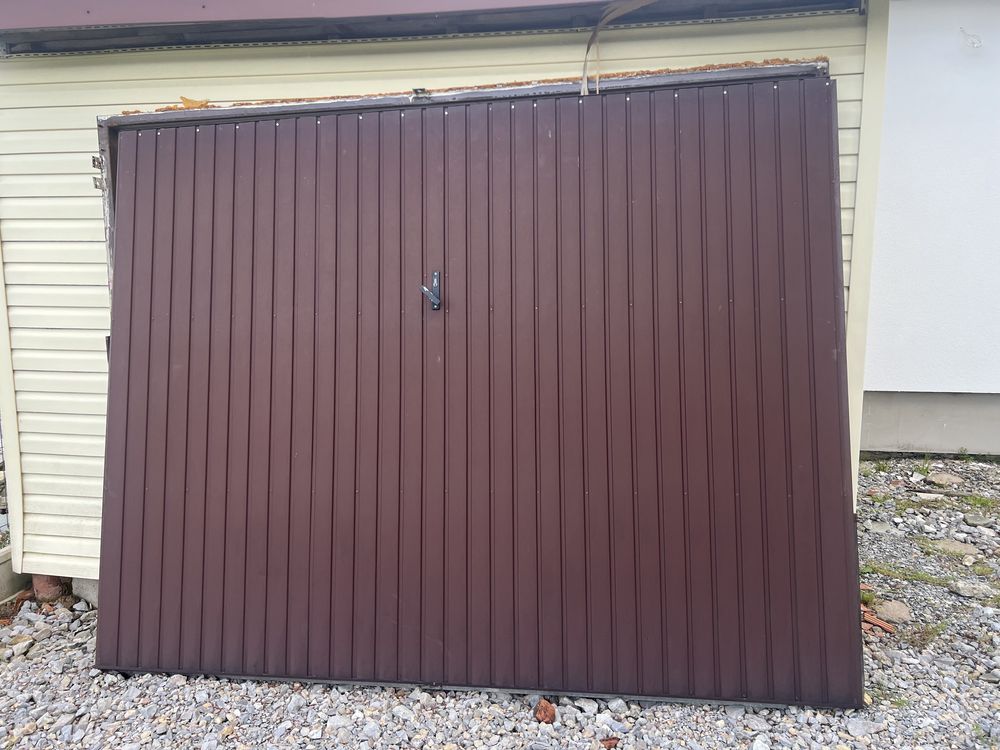Brama garażowa z podnosnikiem elektrycznym  3m x 2,30m
