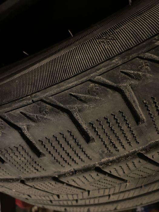 Зимові шини 275/45/20