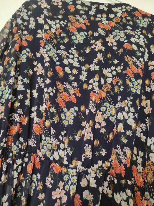 Wiązana sukienka w kwiaty na podszewce