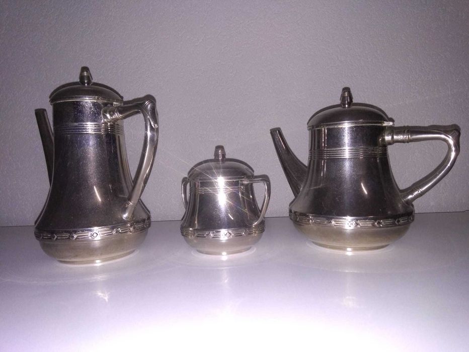 Conjunto de cafeteiras chá e café.