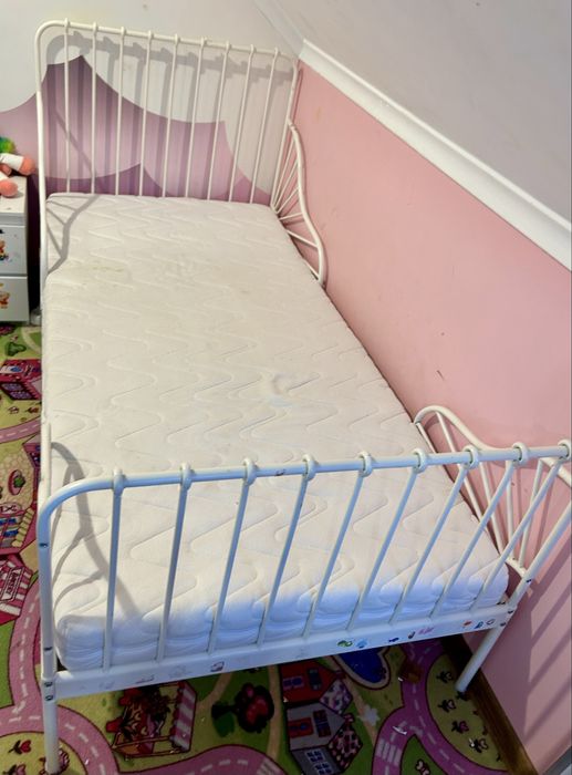 Dwa łóżka IKEA rosnąca rama łóżka BIAŁE + MATERACE