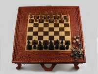 Ręcznie rzeźbiony stół drewniany do szachów i tryktrak