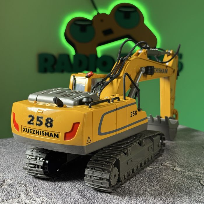 Экскаватор на радиоуправлении DONBAS. Бульдозер на пульте управления