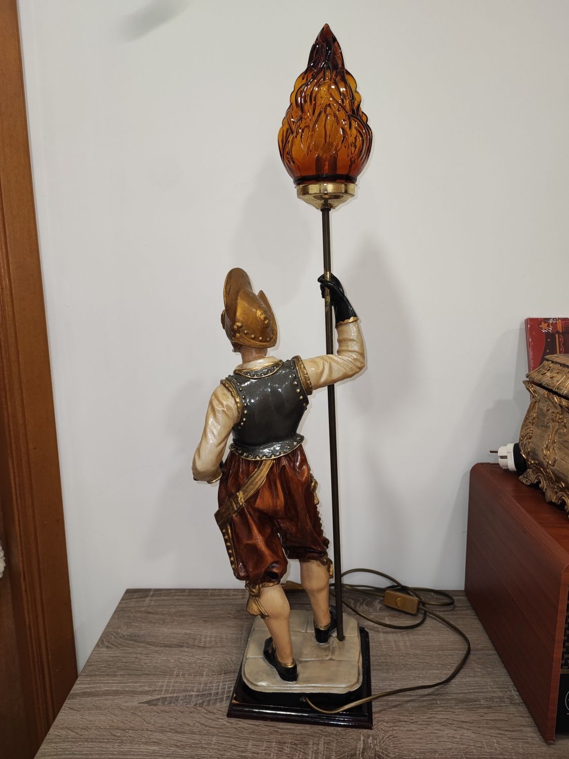 Candeeiro com estátua Huguenot em marfinite pintado a mão