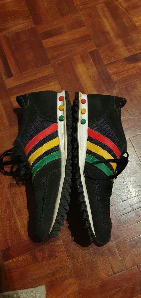 Tênis Adidas L.A Trainer Preto com listras nas cores da Jamaica