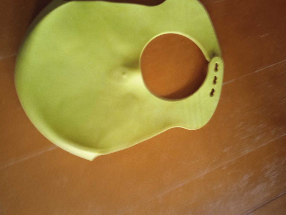 silikonowy śliniak z kieszonką  Tommee tippee limonkowy