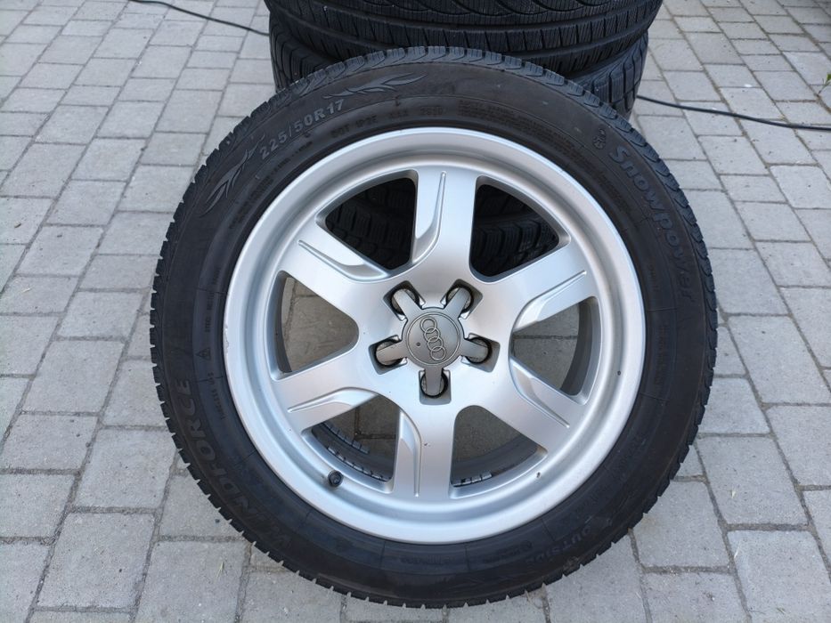 Felgi aluminiowe Audi z oponami zimowymi 225/50 R17