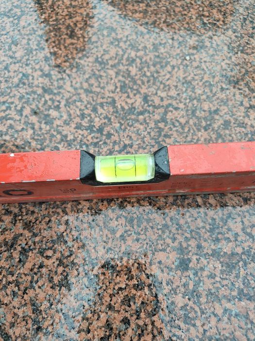 Naprawa pomników, podnoszenie pomników, obróbka pomników.