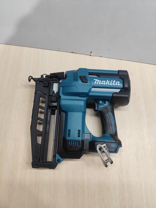 Makita DBN600 акумуляторний нейлер по дереву Макіта оригінал