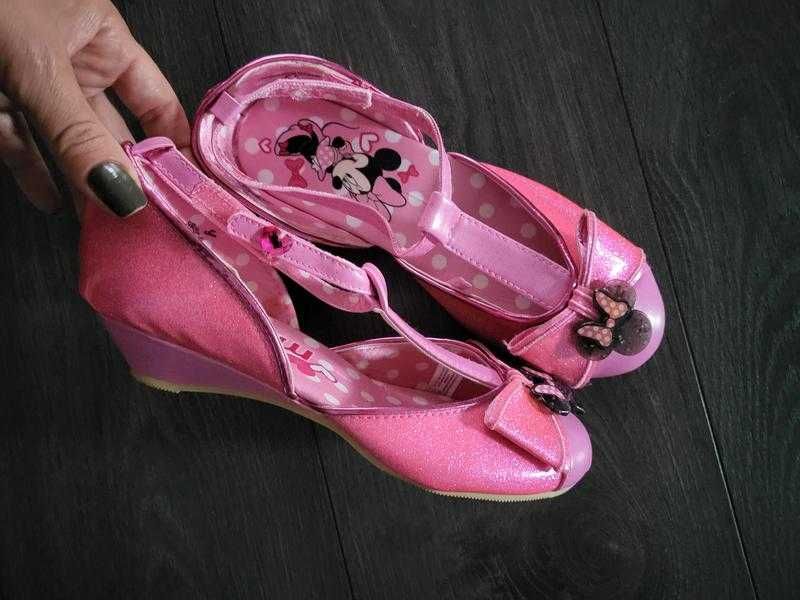 Рожеві туфлі minnie disney на липучках. для принцеси, круті!