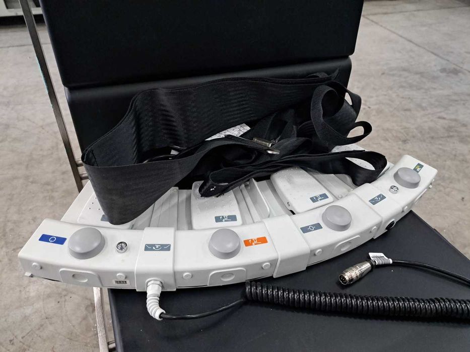 Pięciosegmentowy stół operacyjny z pasami i sterownikiem FAMED SU-03