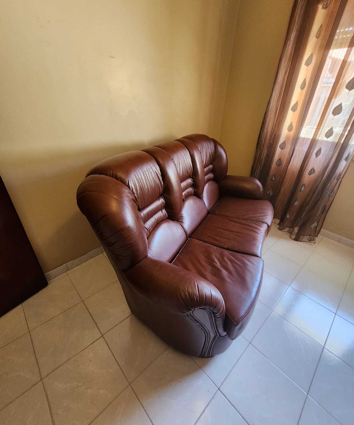 Sofá em Pele Castanha 3 Lugares + 2 Poltronas 1 Lugar – Ótimo Estado