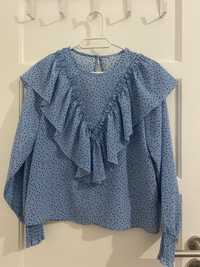 Blusa azul clara com pintinhas azuis escuras