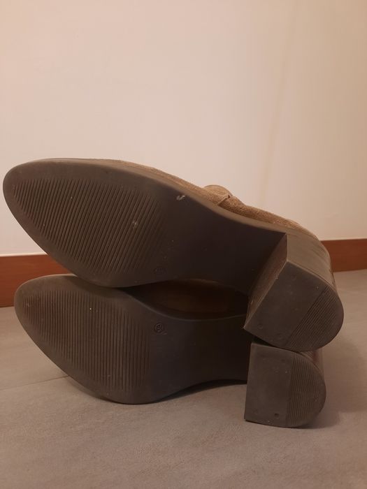 Botas com tacão praticamente novas