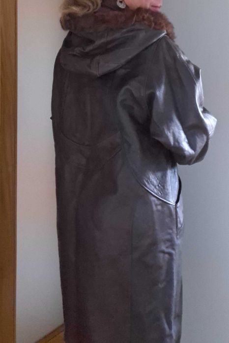 Casaco comprido em pele castanha com capuz de pêlo