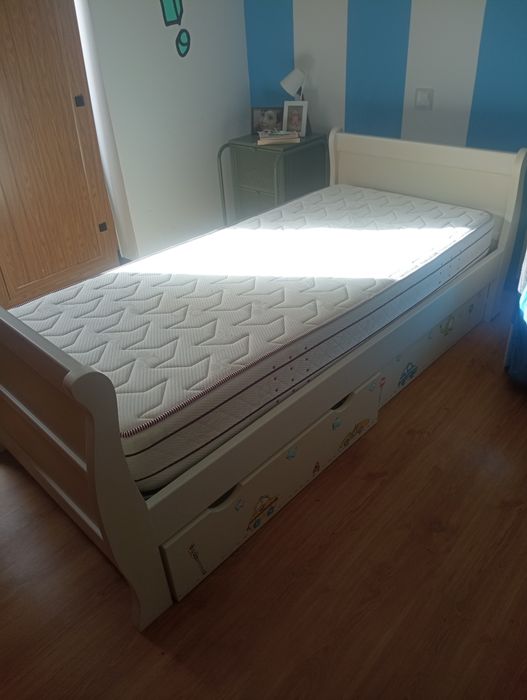 Cama de criança "oficina rústica" oferta colchão e mesa cabeceira