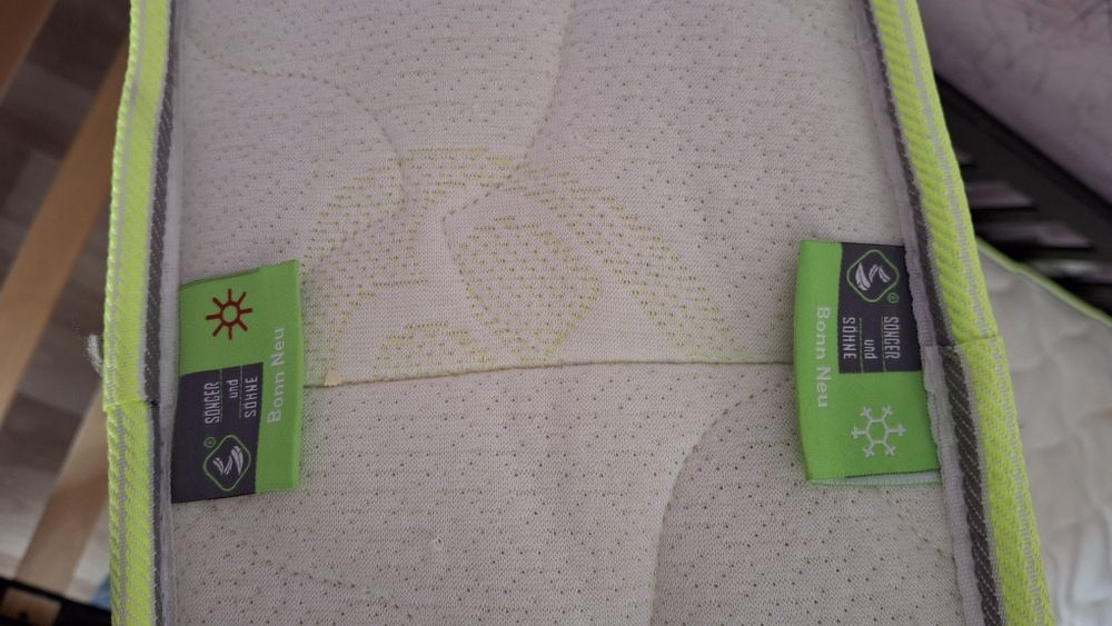 Дерев'яна ліжко з матрацом