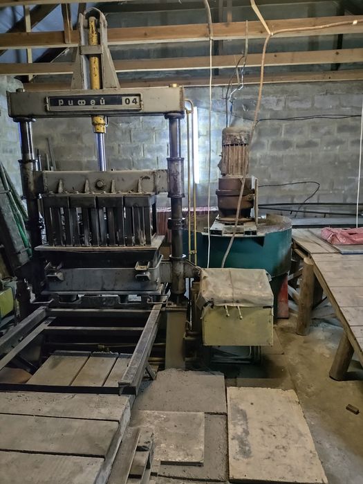 Прес для виробництва будівельних матеріалів