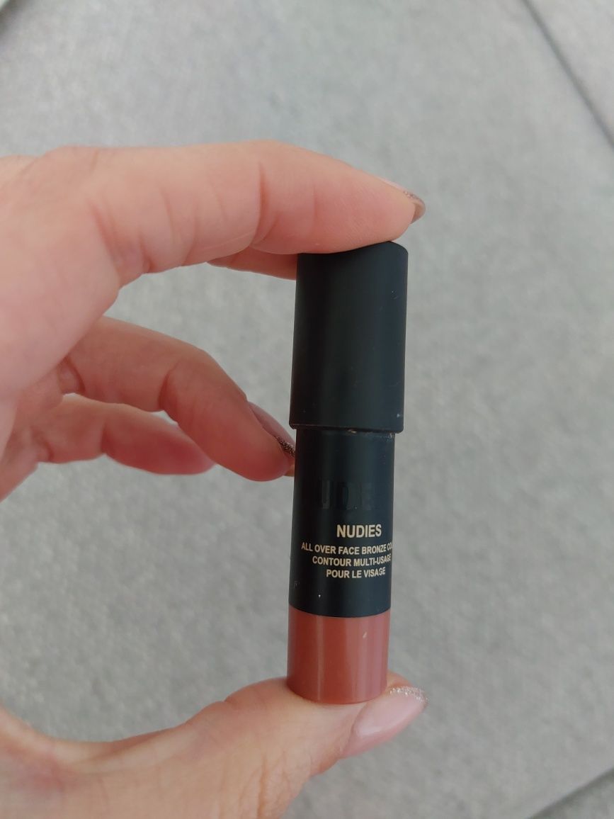 Bronzer w sztyfcie nude